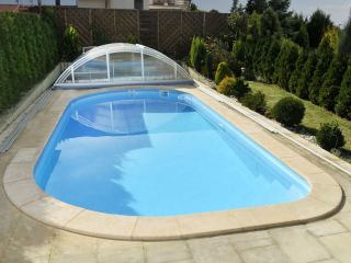 Встановлений басейн для купання у саду